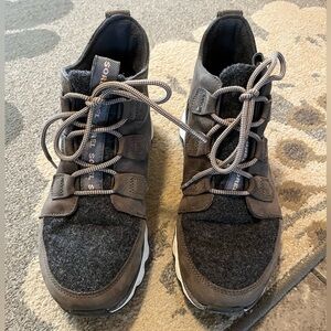 Sorel Kinetic Caribou lace up boot. Size 9.